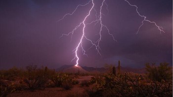Karya Erin Cahill, raih Silver di kategori Landscape. Satu tembakan paparan dari badai di gurun Saguaro. Foto: 1839 Awards