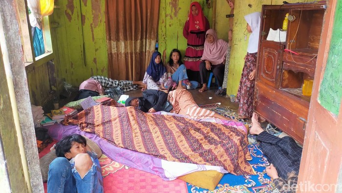 Pemuda di Palembang tewas usai tawuran saat dibawa ke rumah duka.