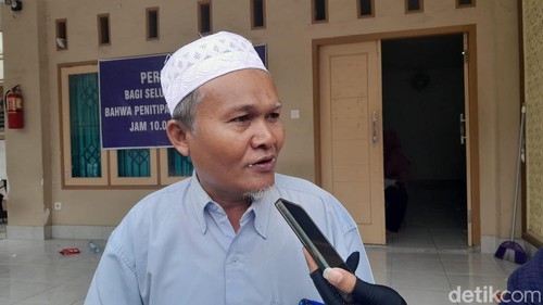 Pembina Asrama Putra Ponpes Al-Aziziyah Lombok Barat Amirudin. Foto: (Ahmad Viqi/detikBali)