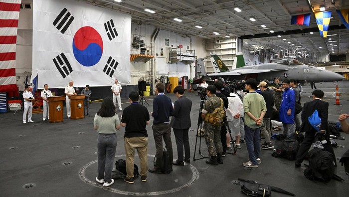 Penampakan Kapal Induk AS Bersandar di Pelabuhan Busan Korsel