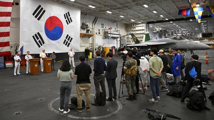 Penampakan Kapal Induk AS Bersandar di Pelabuhan Busan Korsel The Theodore Roosevelt (CVN 71), a nuclear-powered aircraft carrier is anchored in Busan, South Korea, June 22, 2024. Song Kyung-Seok/Pool via REUTERS