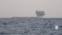 Kelompok Houthi yang didukung Iran di Yaman telah melancarkan rentetan serangan drone dan rudal terhadap kapal-kapal di jalur pelayaran internasional di Laut Merah sejak November. Aksi itu mereka katakan sebagai serangan solidaritas terhadap warga Palestina di Gaza.