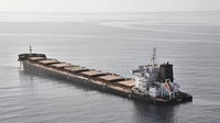 Dalam foto yang dirilis Etat-Major des Armées ini, MV Tutor tenggelam di Laut Merah setelah ditabrak kapal drone Houthi, Rabu, 12 Juni 2024. Kapal curah tersebut tenggelam beberapa hari setelah diyakini terjadi serangan oleh pemberontak Houthi Yaman. Etat-Major des Armées/France via AP
