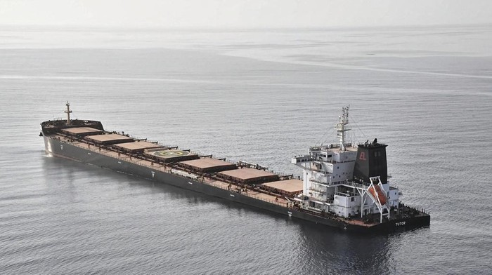 Penampakan Kapal Kargo Tenggelam Usai Diserang Houthi di Laut Merah In this photo released by the Etat-Major des ArmΓ©es, the MV Tutor sinks in the Red Sea after it was struck by a Houthi drone vessel, Wednesday, June 12, 2024. The bulk carrier sank days after an attack by Yemen's Houthi rebels believed to have killed one mariner on board, authorities said early Wednesday, June 19, the second-such ship to be sunk in the rebel campaign. (Etat-Major des ArmΓ©es/France via AP)