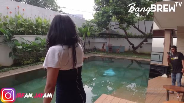 Penampakan rumah Dewi Perssik area kolam renang.