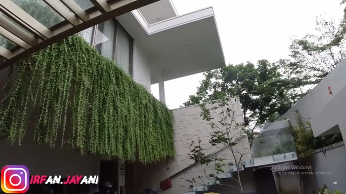 Penampakan rumah Dewi Perssik/Tangkapan layar/YouTube Bang Brew TV Penampakan rumah Dewi Perssik.
