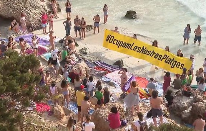 Penduduk Mallorca usir turis dari pantai