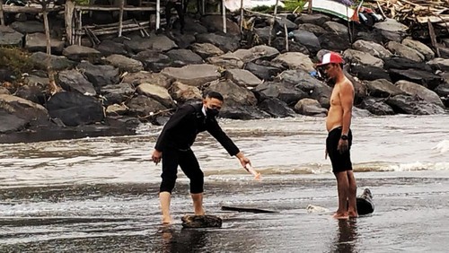 TKP penemuan jasad bayi di Pantai Cucukan, Gianyar, Senin (24/6/2024). (foto : Dok Polsek Blahbatuh).