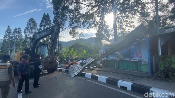 Penertiban pedagang di Gunung Mas Puncak Bogor diwarnai gesekan. Pedagang sempat menghadang petugas yang hendak menertibkan. (Rizky AM/detikcom)