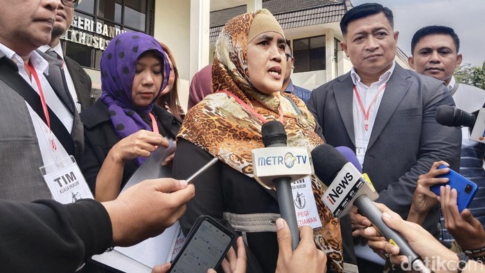 Pengacara Pegi, Sugianti Iriani (berkerudung coklat).