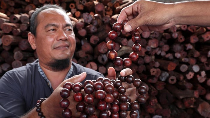 Pengolahan Akar Laka yang Bisa Tembus Pasar China dan Taiwan Pekerja memotong akar pohon laka (Dalbergia parviflora) di salah satu rumah produksi akar laka di Banda Aceh, Aceh, Senin (24/6/2024). Akar laka yang dikumpulkan dari petani tersebut dijadikan bahan baku pembuatan biji tasbih, dupa, herbal dan diekspor ke China dan Taiwan dengan harga Rp10.000 hingga Rp35.000 per kilogram tergantung kualitas akarnya. ANTARA FOTO/Irwansyah Putra/YU
