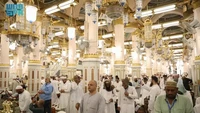 Raudhah disebut sebagai tempat paling mustajab untuk berdoa di dalam Masjid Nabawi. Rasulullah SAW menyebut Raudhah sebagai taman surga. Tempat ini juga disebut sebagai area yang mustajab untuk berdoa. Rasulullah SAW bersabda,مَا بَيْنَ بَيْتِى وَمِنْبَرِى رَوْضَةٌ مِنْ رِيَاضِ الْجَنَّةِArtinya: Antara rumahku dan mimbarku terdapat taman di antara taman surga. (HR Bukhari dan Muslim) Foto: Nugroho Tri Laksono/detikcom