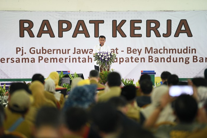 Penjabat (Pj) Gubernur Jawa Barat Bey Machmudin mengimbau camat dan stakeholders di Kabupaten Bandung Barat agar melibatkan masyarakat dalam berbagai kegiatan pelestarian lingkungan dan kebersihan.