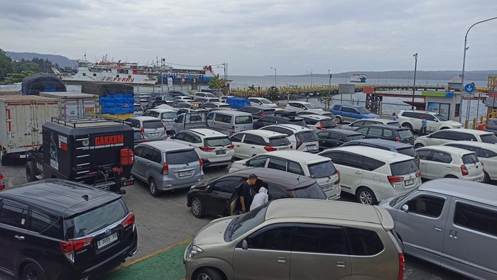 Penumpukan kendaraan di Pelabuhan Ketapang Banyuwangi