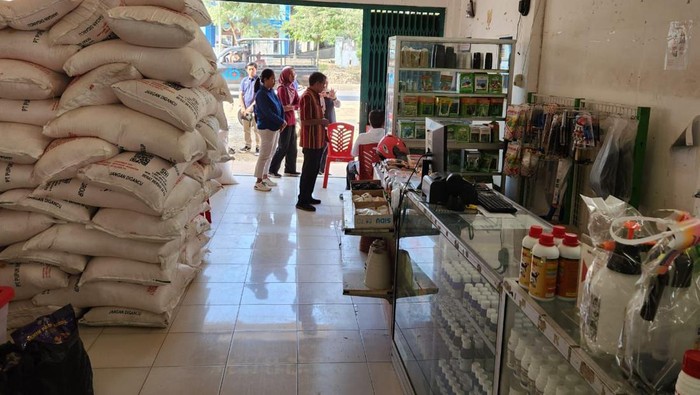 Satgasus Pencegahan Korupsi Polri memantau penyaluran pupuk subsidi di Kabupaten Manggarai Barat, NTT. (Dok. Humas Polres Manggarai Barat)