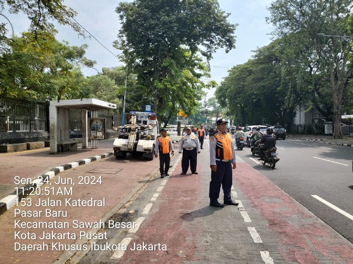 Personel Dishub Jakarta berjaga-jaga di jalanan depan Masjid Istiqlal. (Dok CRM Pemprov DKI)
