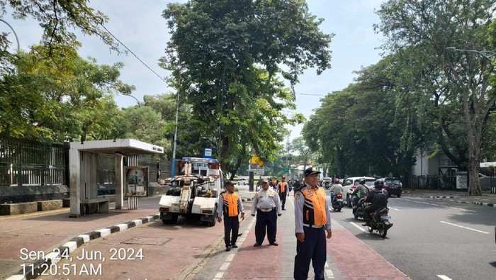 Personel Dishub Jakarta berjaga-jaga di jalanan depan Masjid Istiqlal. (Dok CRM Pemprov DKI)