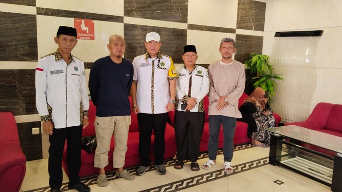 Petugas bersama pihak keluarga jemaah haji yang hilang