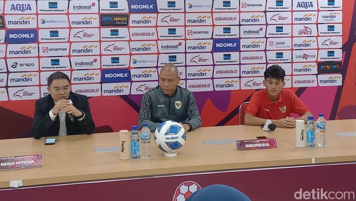 Pelatih Timnas Indonesia U-16 Nova Arianto (tengah), saat konferensi pers di Stadion Manahan Solo, Senin (24/6/2024).