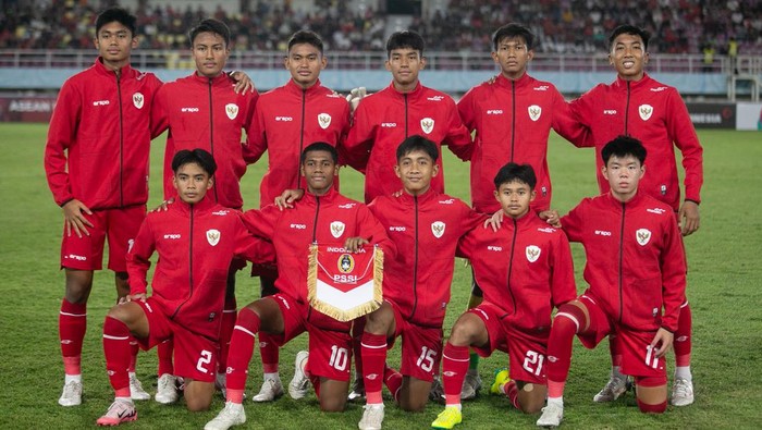Pesepak bola Timnas Indonesia Evandra Florasta (kiri) berebut bola dengan pesepak bola Timnas Filipina Elijah Domeczeck Poliquit Sarana (kanan) pada pertandingan penyisihan grup A Piala AFF U-16 di Stadion Manahan, Solo, Jawa Tengah, Senin (24/6/2024). ANTARA FOTO/Mohammad Ayudha/aww.