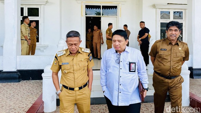 Pj Bupati Bone Andi Islamuddin (kiri) bersama Kasatgas Wilayah 4 KPK RI Tri Budi Rochmanto (tengah).