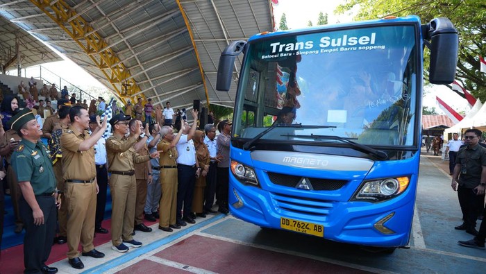 Pj Gubernur Sulsel Zudan Arif Fakrulloh meresmikan Bus Trans Sulsel.