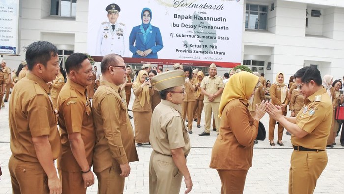 Pj Gubsu Hassanudin bersalaman dengan ASN di Pemprov Sumut. (Dok Kominfo Sumut)