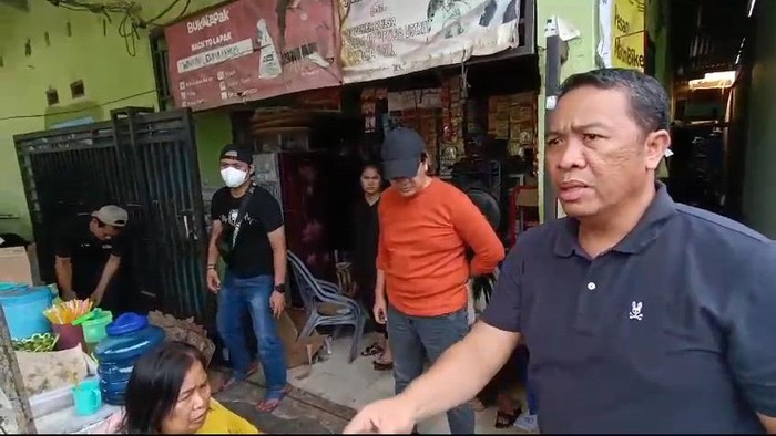 Polisi datangi warung di Kampung Ampai yang dijadikan tempat menjual narkoba.