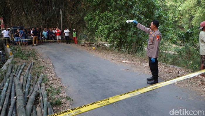 Polisi melakukan olah TKP di lokasi adik bunuh kakak