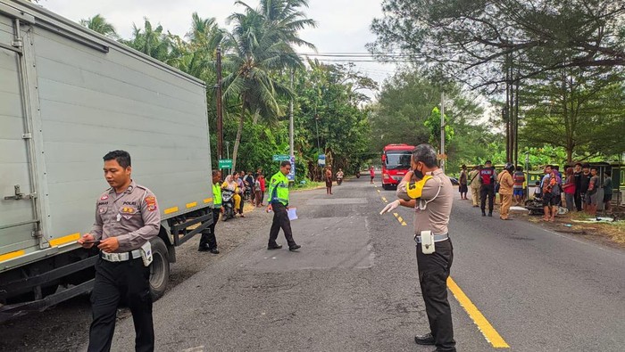 Polisi melakukan olah TKP kecelakaan karambol di simpang empat Brantan, Bugel, Panjatan, Kulon Progo, Senin (24/6/2024).
