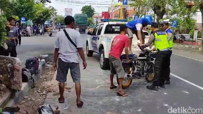 Polisi mengevakuasi kecelakaan motor menabrak median jalan di Pantura Kendal, Senin (24/6/2024)