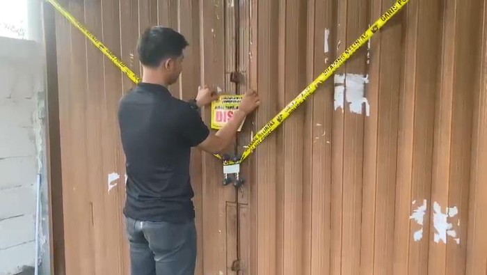 Polisi saat menyegel kios diduga jual obat terlarang di Cianjur