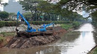 Pengerukan lumpur ini untuk mengurangi potensi banjir yang bisa terjadi.  