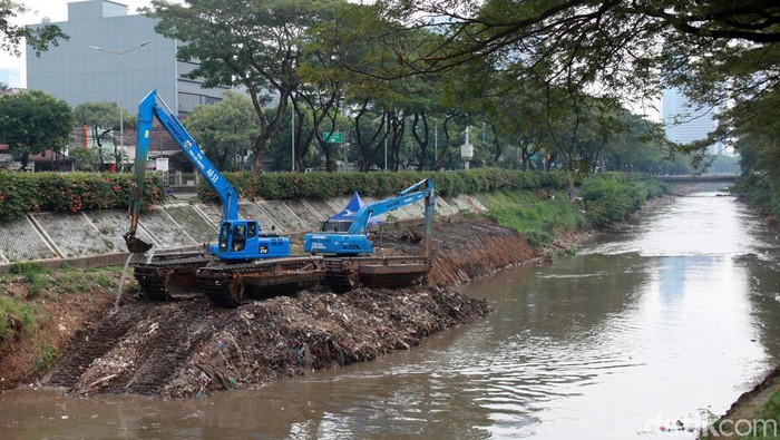 Potensi banjir masih membayangi Jakarta yang berulang tahun ke-497, Sabtu kemarin. Berbagai upaya dilakukan untuk mengurangi titik banjir, salah satu mengeruk lumpur BKB.