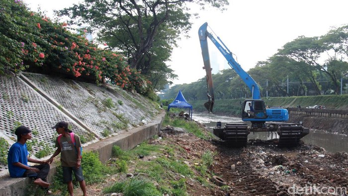 Potensi Banjir Masih Bayangi Jakarta, BKB Dikeruk Potensi banjir masih membayangi Jakarta yang berulang tahun ke-497, Sabtu kemarin. Berbagai upaya dilakukan untuk mengurangi titik banjir, salah satu mengeruk lumpur BKB.