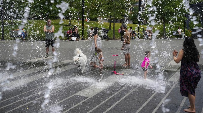 Potret Anak-anak Ngadem Saat Gelombang Panas Landa Washington Andrea Di Miele, right, from Hoboken, N.J., puts water on his daughter, Sofia Di Miele, 10, with the Lincoln Memorial behind, near the World War II Memorial, Friday, June 21, 2024, in Washington. Temperatures are forecast to reach 100 degrees on Saturday. (AP Photo/Alex Brandon)
