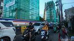 Potret Macetnya Jalan Tambak Imbas Proyek LRT