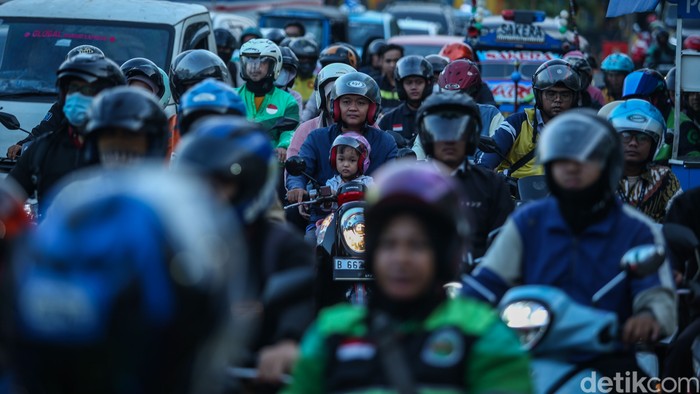Potret Macetnya Jalan Tambak Imbas Proyek LRT