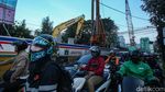 Potret Macetnya Jalan Tambak Imbas Proyek LRT