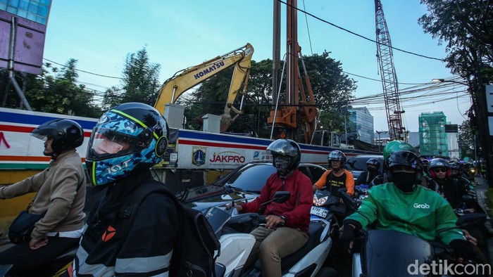Potret Macetnya Jalan Tambak Imbas Proyek LRT