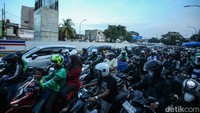 Sejumlah pengendara melintas di jalan Tambak, Jakarta, Senin (24/6/2024).