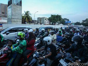 Potret Macetnya Jalan Tambak Imbas Proyek LRT