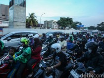 Potret Macetnya Jalan Tambak Imbas Proyek LRT