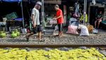 Potret Perajin Kerupuk di Pinggir Rel Kereta Jakarta