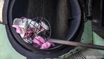Potret Perajin Kerupuk di Pinggir Rel Kereta Jakarta