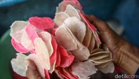Kerupuk itu akan dijual eceran dengan harga Rp 5.000/plastik.