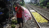 Kerupuk yang telah digoreng siap dikemas dan dijual.