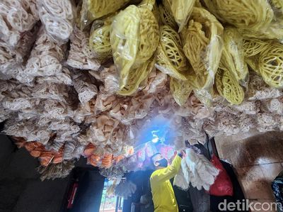 Potret Perajin Kerupuk di Pinggir Rel Kereta Jakarta