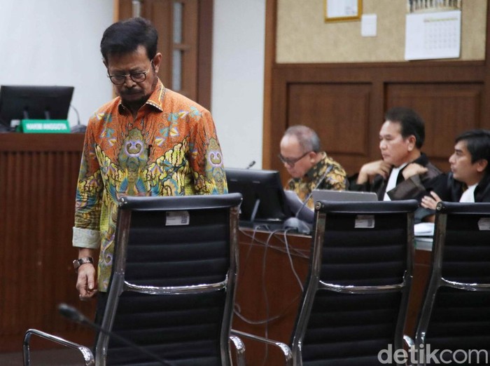 Terdakwa kasus pemerasan dan gratifikasi di Kementerian Pertanian, Syahrul Yasin Limpo bersiap menjalani sidang lanjutan dengan agenda pemeriksaan saksi mahkota di Pengadilan Tipikor, Jakarta Pusat, Senin  (24/6/024). Mantan Menteri Pertanian (Mentan) Syahrul Yasin Limpo (SYL) itu diperiksa sebagai saksi mahkota untuk Sekjen Kementan nonaktif Kasdi Subagyono dan mantan Direktur Kementan Muhammad Hatta. Saksi mahkota merupakan terdakwa yang bersaksi untuk terdakwa lainnya.