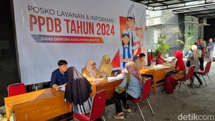Suasana posko layanan dan informasi PPDB 2024 jalur afirmasi di kantor Disdikpora Kabupaten Bantul, Senin (24/6/2024).